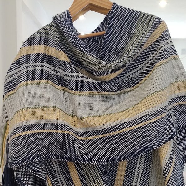 Ruanas tejidas en telar Quechu artesanales